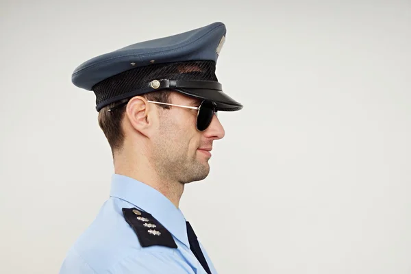 Knappe politieagent in zonnebril — Stockfoto