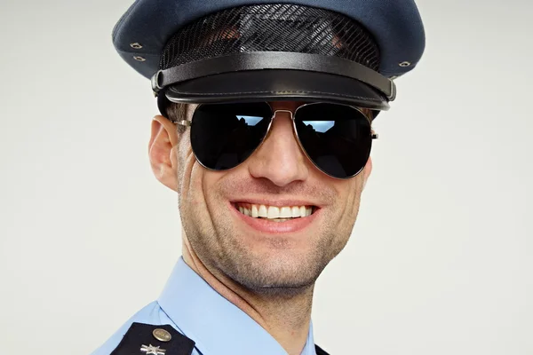 Lächelnder Polizist mit Sonnenbrille — Stockfoto