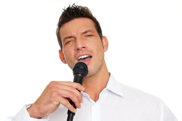 İşadamı mikrofona doğru söylüyor