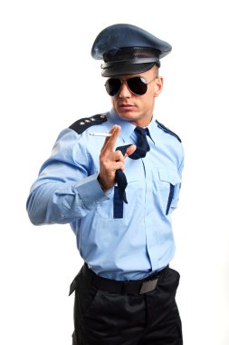 Polis güneş gözlüğü ile sigara teşkil etmektedir.