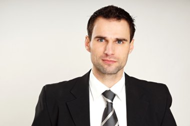 Takım elbiseli yakışıklı işadamı