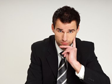 Takım elbiseli yakışıklı işadamı