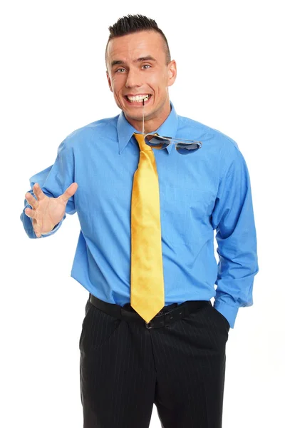 Человек держит солнцезащитные очки между зубами — стоковое фото