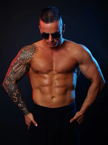 Kaslı erkek güneş gözlüğü