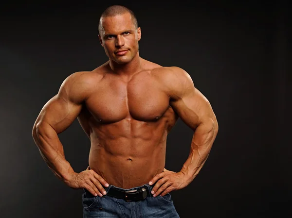 Poz büyük kaslı adam