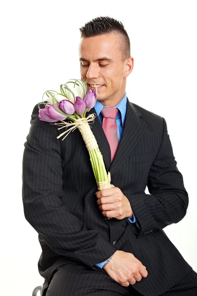 L'uomo tiene mazzo di tulipani — Foto Stock