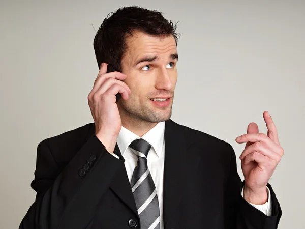 Pensando homem fala no telefone móvel — Fotografia de Stock