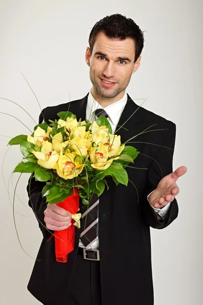 Hombre con ramo de orquídeas — Foto de Stock