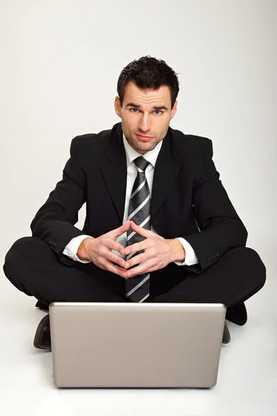 Podnikatel sedí u počítače — Stock fotografie