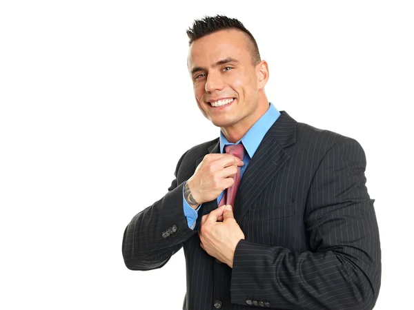 Усміхнений бізнесмен налаштовує краватку — стокове фото
