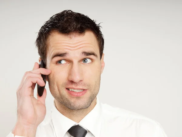 Man gesprekken op mobiele telefoon — Stockfoto