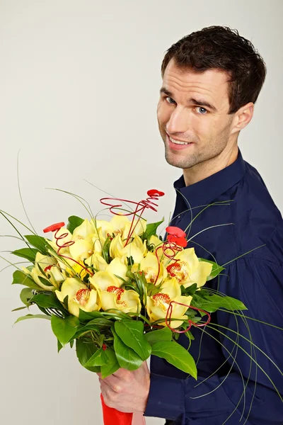 El hombre tiene ramo de orquídeas — Foto de Stock