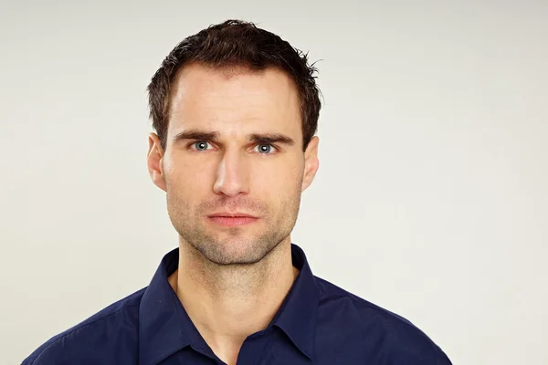 Hombre guapo en camisa azul oscuro — Foto de Stock