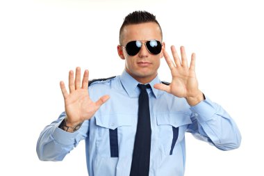 Polis erkek ellerini gösterir