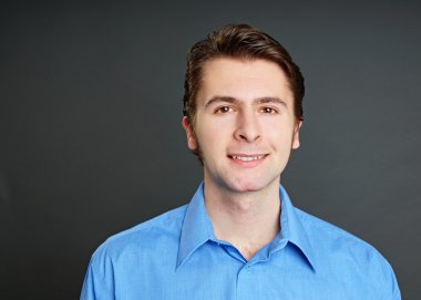 Mavi tişörtlü adam