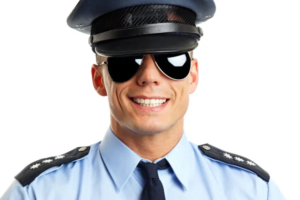 Усміхнений поліцейський в сонцезахисних окулярах — стокове фото