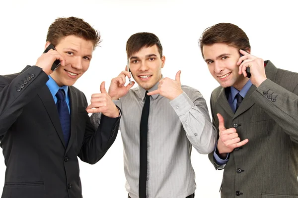 Drie gelukkige mannen gesprekken op mobiele telefoon — Stockfoto