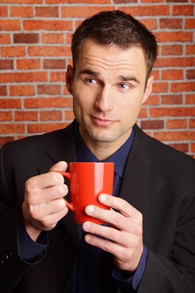 Geschäftsmann hält Tasse Kaffee — Stockfoto