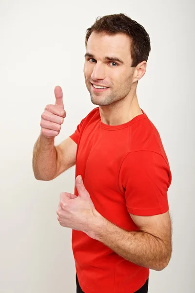 Yakışıklı adam el başparmak işaret yukarıya