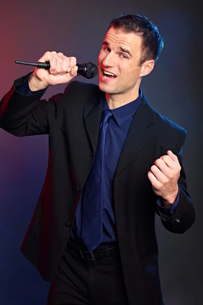 Empresario cantando en micrófono —  Fotos de Stock