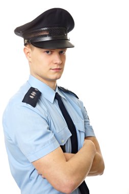 Katlanmış ellerle genç polis memuru
