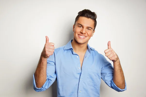 Jeune homme souriant en chemise bleue — Photo