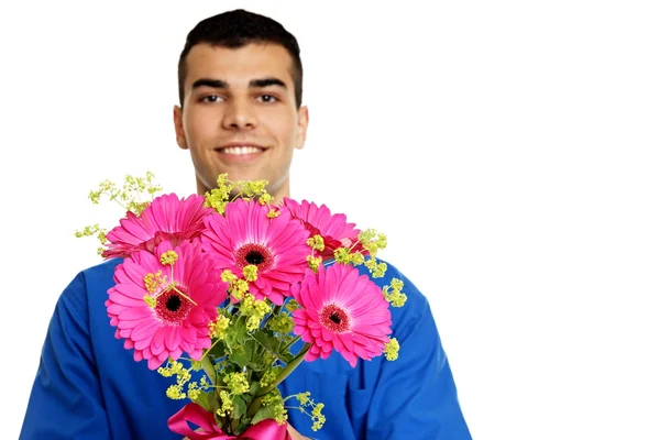 Homem detém flores rosa Gerbera — Fotografia de Stock