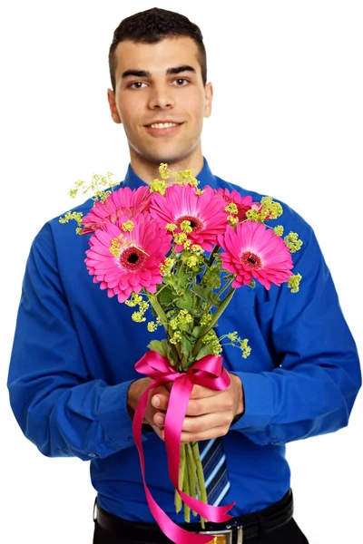 L'uomo tiene fiori di Gerbera rosa — Foto Stock