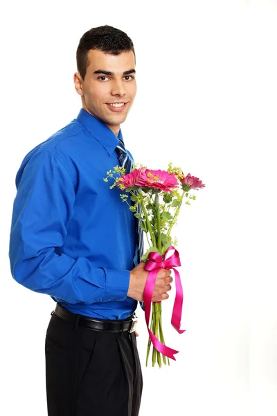 L'uomo tiene fiori di Gerbera rosa — Foto Stock