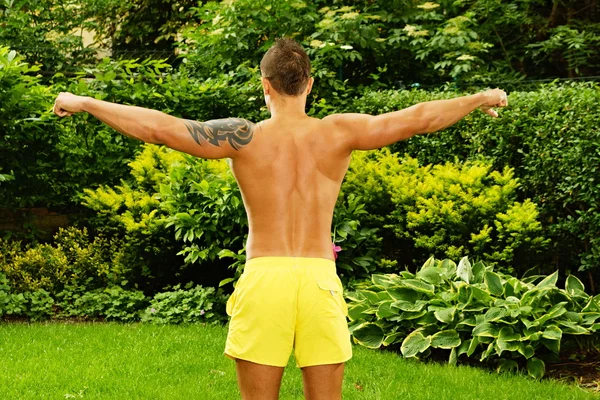 Svalnatý muž, ukazuje svaly — Stock fotografie