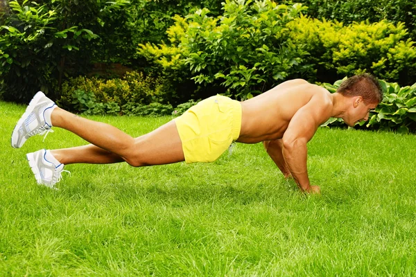 Muskulös man utövar push-up — Stockfoto