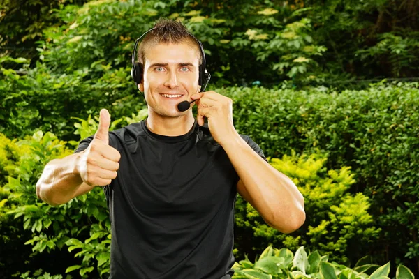 Aerobics manliga tränare gestikulerande tummen upp — Stockfoto