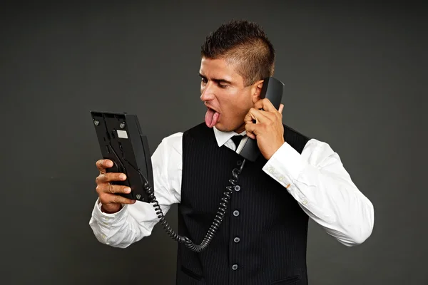 Homem enfia a língua para fora no telefone — Fotografia de Stock