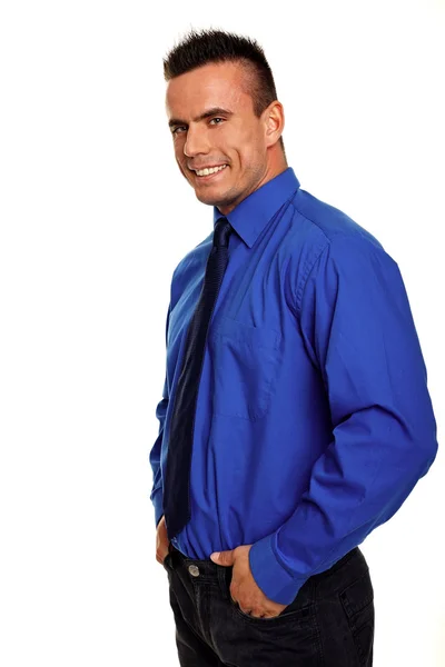 Homme beau et souriant en chemise bleue — Photo