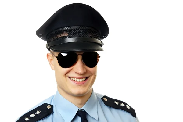 Улыбающийся полицейский в солнечных очках — стоковое фото