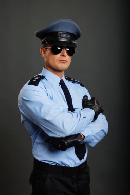 Polis katlanmış elleriyle