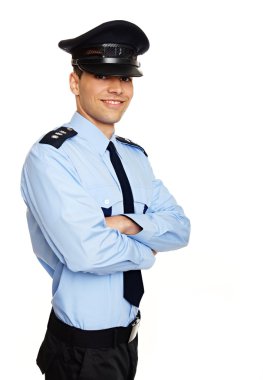 Gülümseyen genç polis memuru