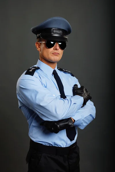 Policial com as mãos dobradas — Fotografia de Stock