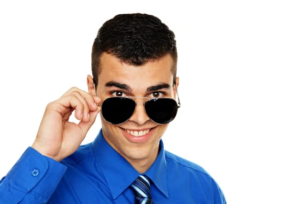 Glimlachende man in zonnebril kijkt op u — Stockfoto