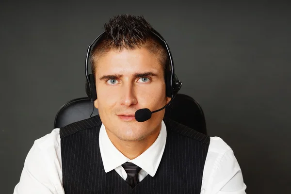 Operador de servicio al cliente habla en el micrófono —  Fotos de Stock