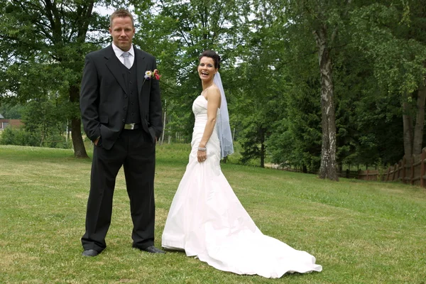 Nevěsta a ženich spolu — Stock fotografie