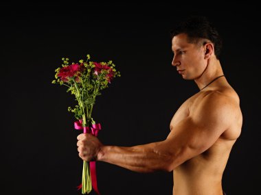 Adam gerbera buketi tutar
