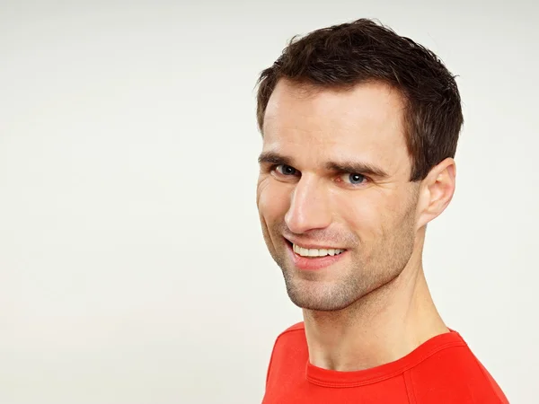 Uśmiechający się młody mężczyzna w czerwonej koszuli — Zdjęcie stockowe