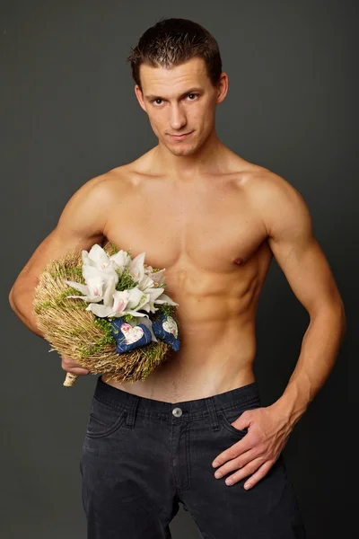 발렌타인 데이 대 한 난초의 꽃다발을 가진 남자 — 스톡 사진