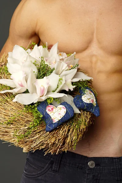 Hombre con ramo de orquídeas para San Valentín —  Fotos de Stock