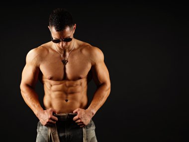 Kaslı erkek güneş gözlüğü