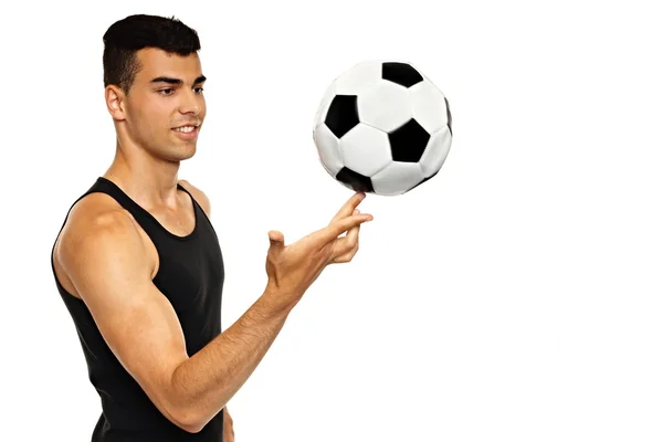 Hombre juega con pelota de fútbol — Foto de Stock