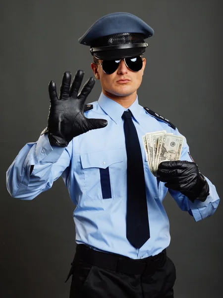 El policía de uniforme muestra que te detienes. — Foto de Stock