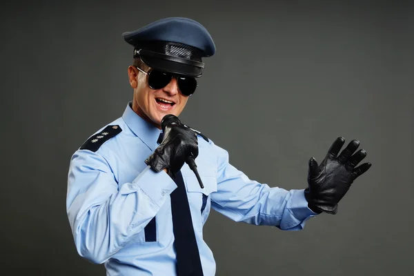 穿制服的警察一起唱卡拉 Ok — 图库照片