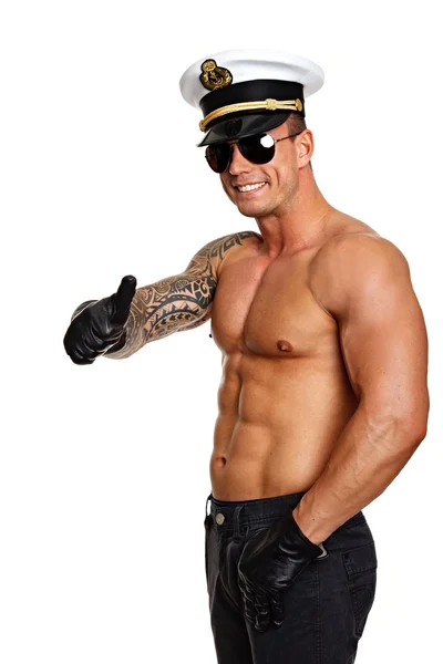 Başparmak gösterilmesini polis şapkalı adam